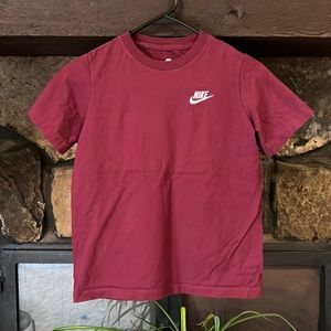 Boys Nike embroidered logo maroon medium tee